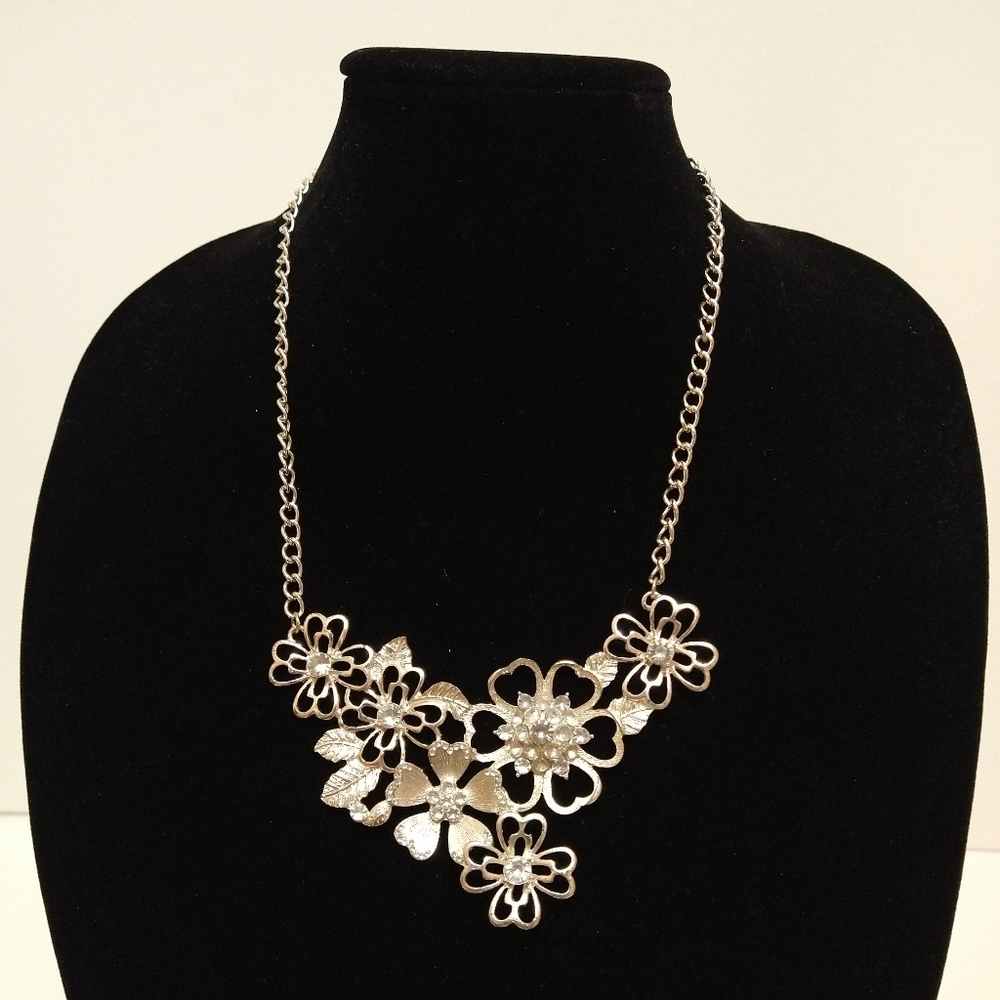 🌹Silver Tone Floral Metal Necklace with Rhinestones
